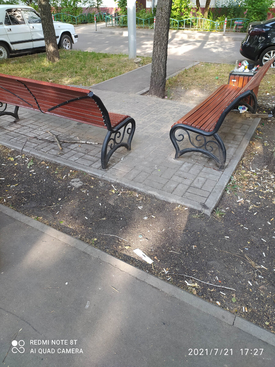 По обилию окурков можно догадаться что не бабушки тут возле подъезда заседают.