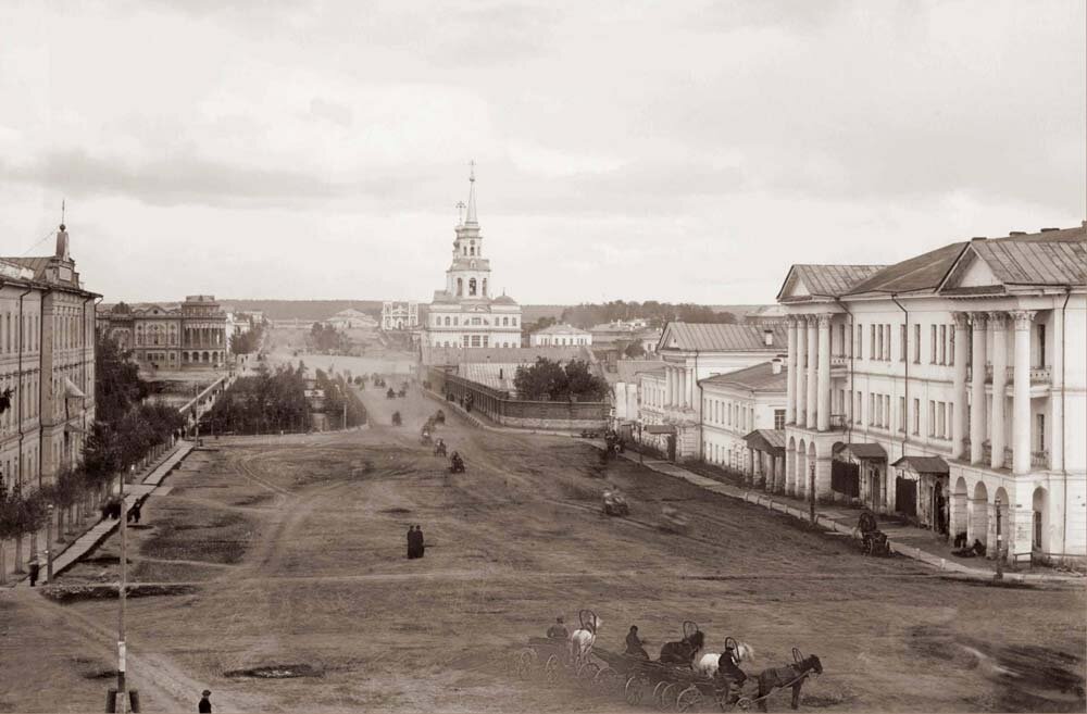 Вид на Главный проспект (ныне проспект Ленина). Слева здание Мужской гимназии (сейчас гимназия №9) и усадьба Севастьянова (сейчас резиденция президента), справа – Главное управление горных заводов (сейчас Уральская Государственная Консерватория).
Источник: uraloved.ru