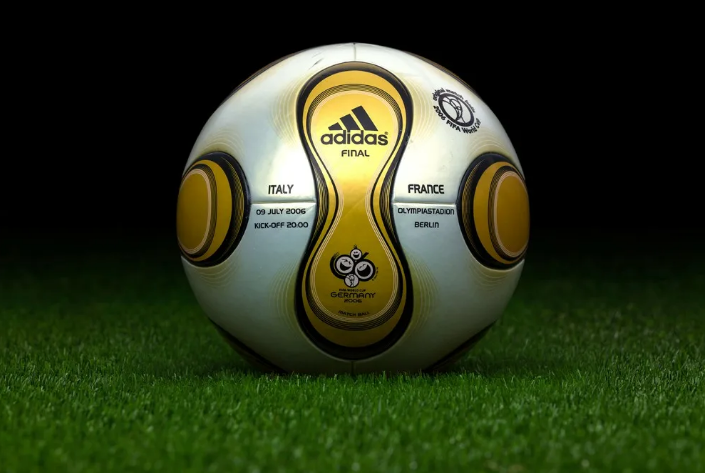Для финального матча между Францией и Италией был выпущен отдельный мяч Adidas Teamgeist Berlin. 