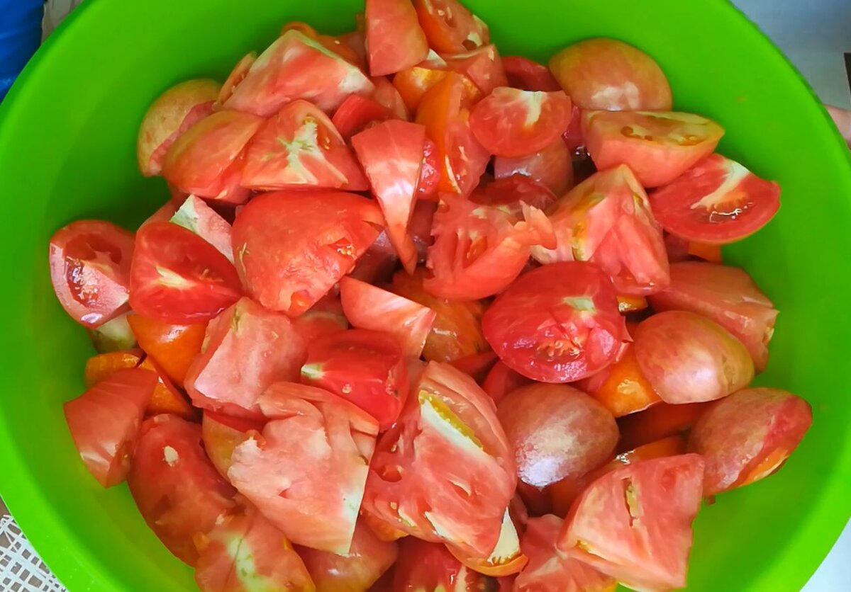 Чистые помидоры порезать произвольно