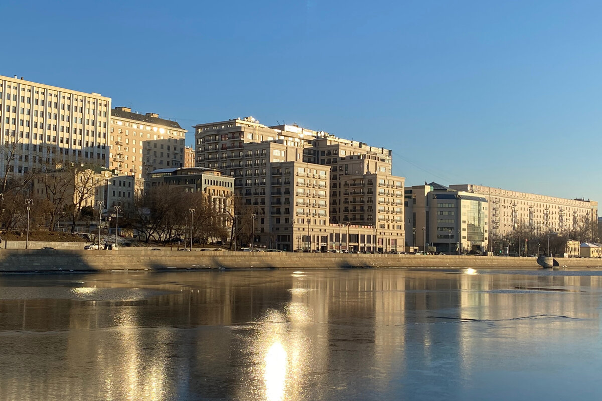 Москва-река, как и  и рынок Замоскворечья слегка подморожена (вид с Космодамианской набережной в декабре). 