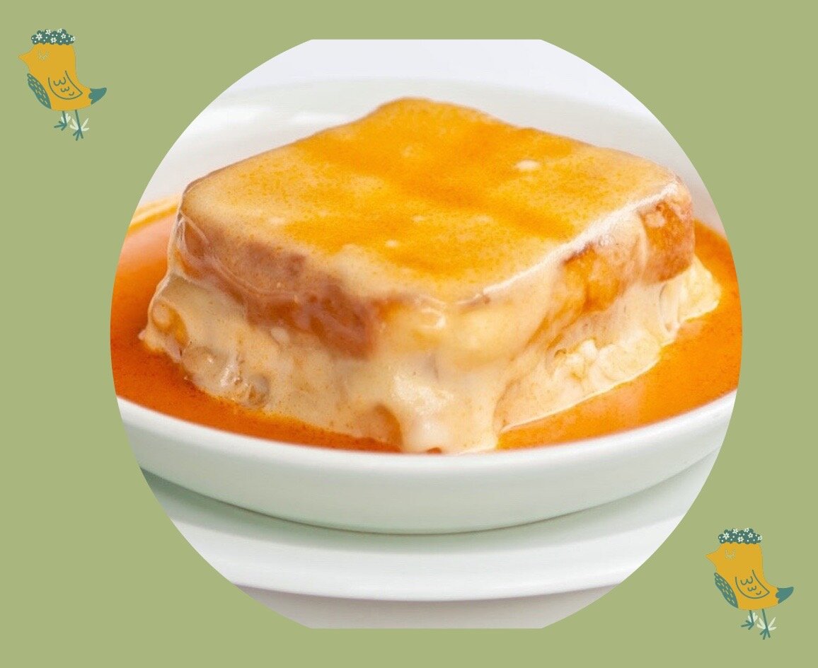 "Франсезинья Порту" многоэтажный сэндвич с мясом и сыром, в пряном соусе.