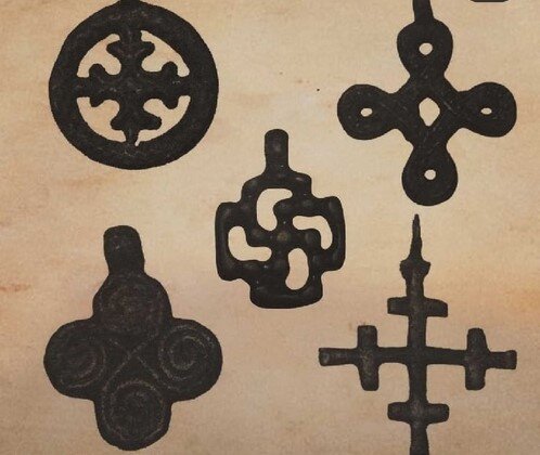 Кресты 12 13 веков. Крестик 12 век. Солярные знаки 11-13 ВВ. Фигурные кресты 12 века. Нательные кресты 12-13 век.