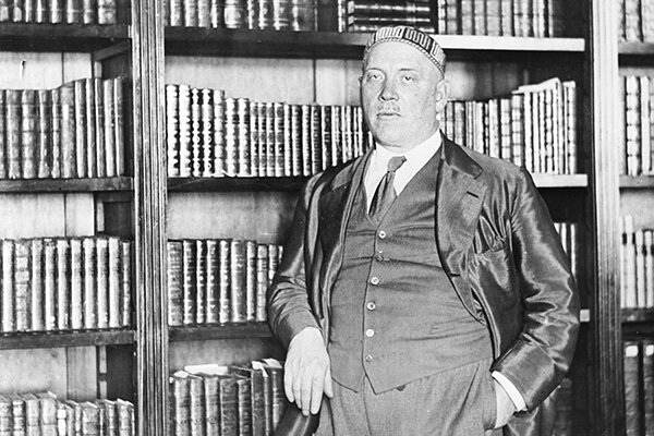 Демьян на фоне своей знаменитой библиотеки