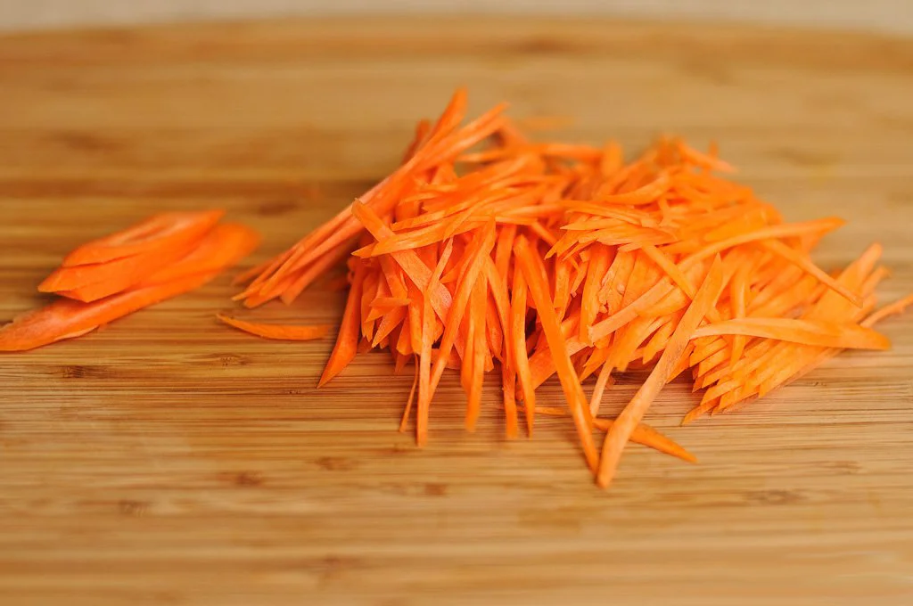 Julienne carrots. овощи порезанные соломкой. овощи нарезанные соломкой. нарезанные овощи. салат соломкой овощи.