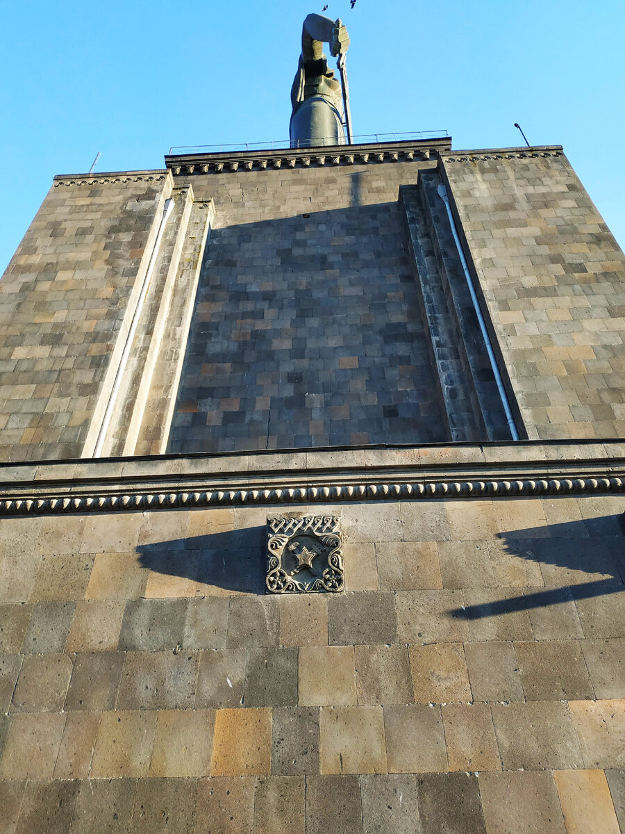 Орнамент Советской символики на Монументе Мать Армения в парке Победа в Ереване.