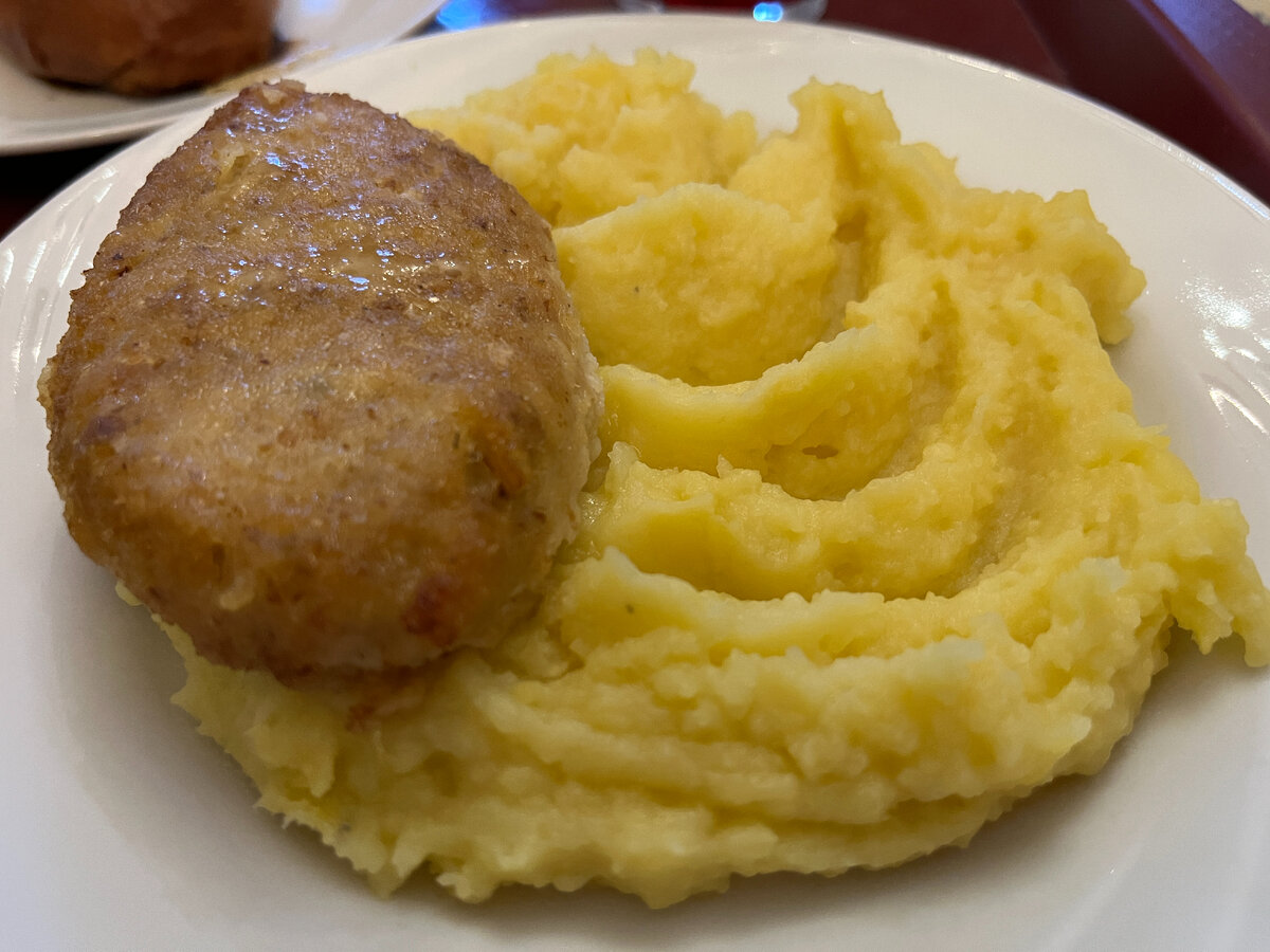 Котлета из щуки с картофельным пюре в трапезной ХХС