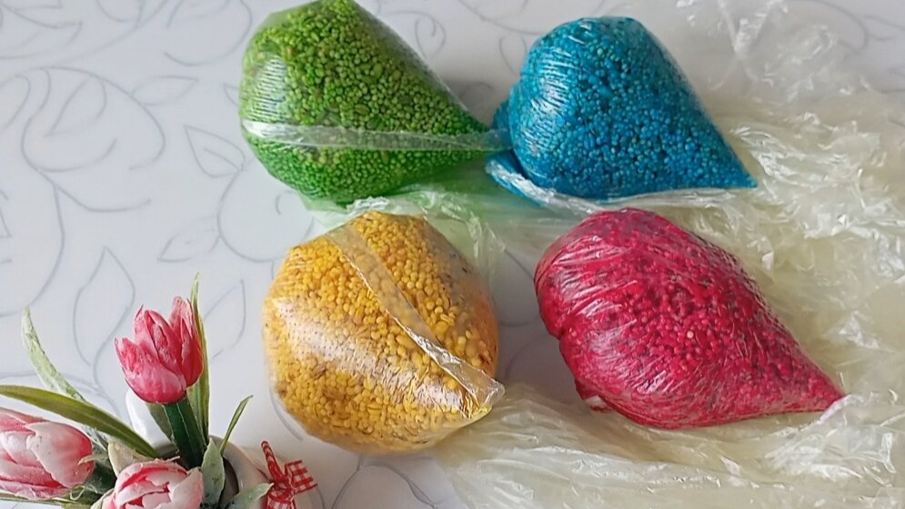 Оставляем яйца окрашиваться