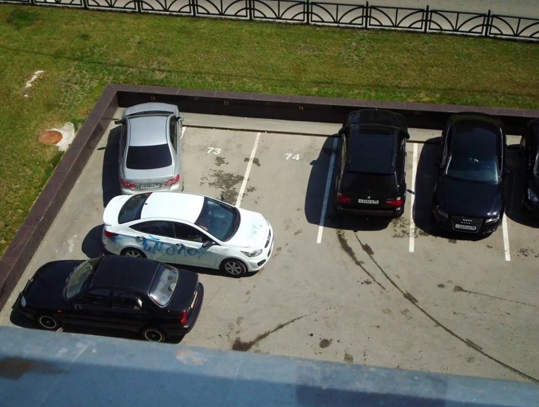 Машинка не стоит на месте. Машина во дворе. Машина паркуется. Парковочное место. Парковка в неположенном месте.