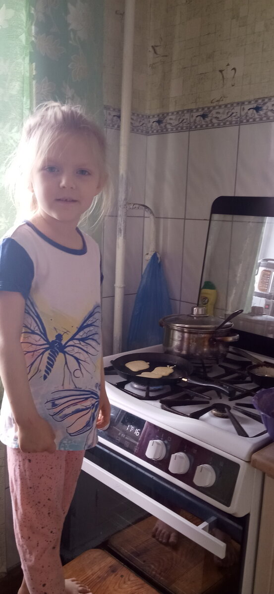 Милисса жарит оладьи. 