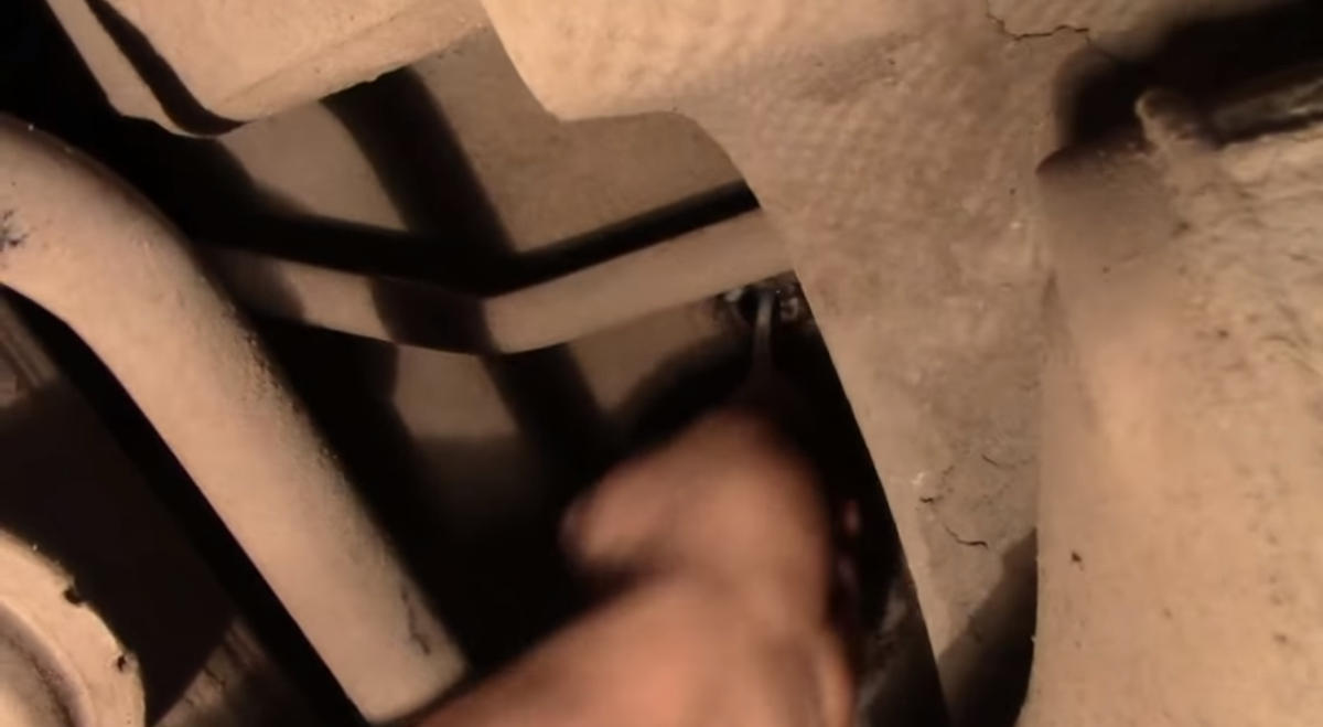 Вставляем трубку от баллона с пеной в дренажное отверстие