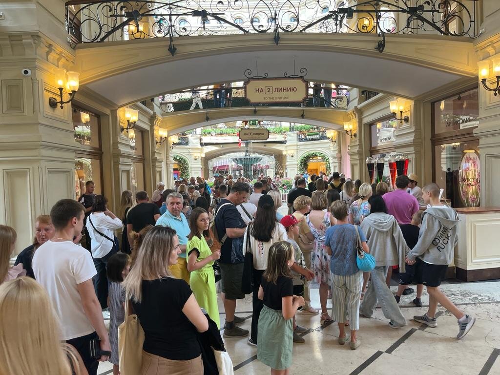 Очередь за мороженым. Москва. ГУМ.