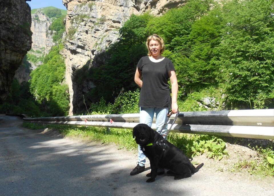     Виктория Зырянова несколько дней не может выйти из дома из-за боли в голове, а ведь ей нужно выгуливать собак-поводырей. Фото: СОЦСЕТИ