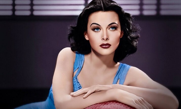 Ну и как тут не вспомнить головной убор Хеди Ламарр &mdash; женщины-изобретательницы (и актрисы), благодаря которой у нас есть Bluetooth и WiFi.