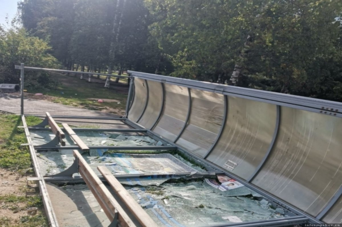    Неизвестные разбили остановку на улице Коммунальной в Пскове