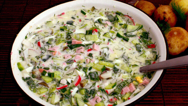    Окрошка на айране с огурцами, редисом и докторской колбасой, сервированная с молодым картофелем в мундире Фото: Nikkolo. Собственная работа, по лицензии CC BY-SA 3.0​