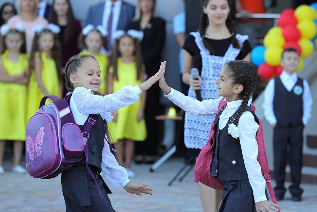 1 сентября правильно. Первоклашки. 1 сентября правильно. 1 сентября правильно. Линейка в школе.