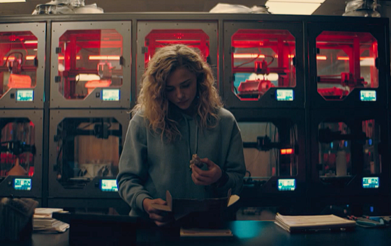 Кадр из сериала «Периферийные устройства», 2022, США.