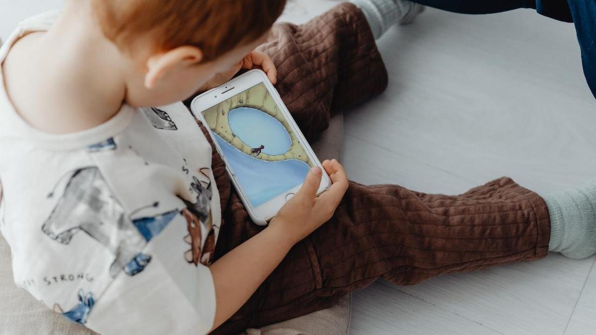    Ребенок смотрит мультики в смартфоне:pexels.com