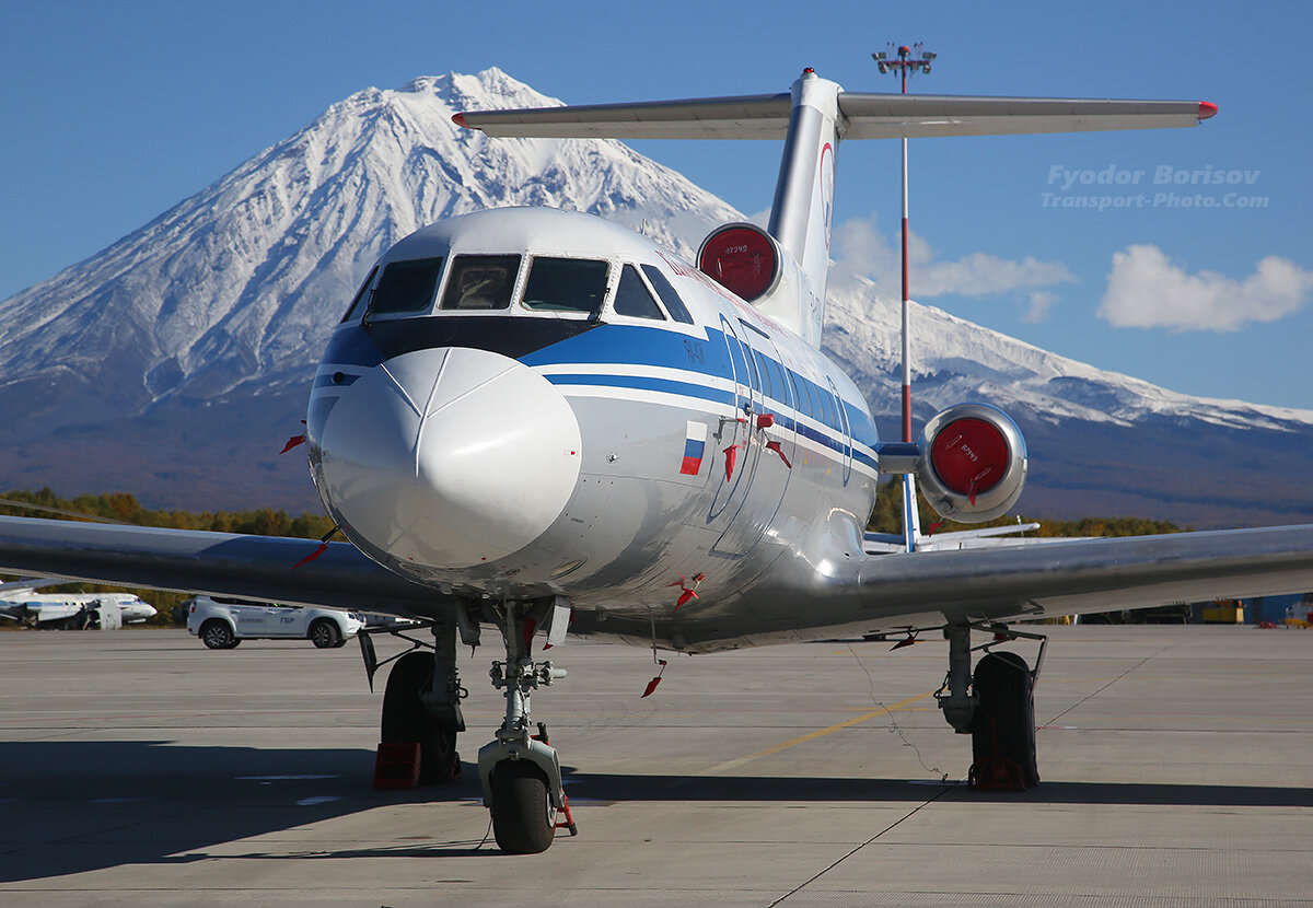 2. Вулкан и самолёт. В ожидании работы. 