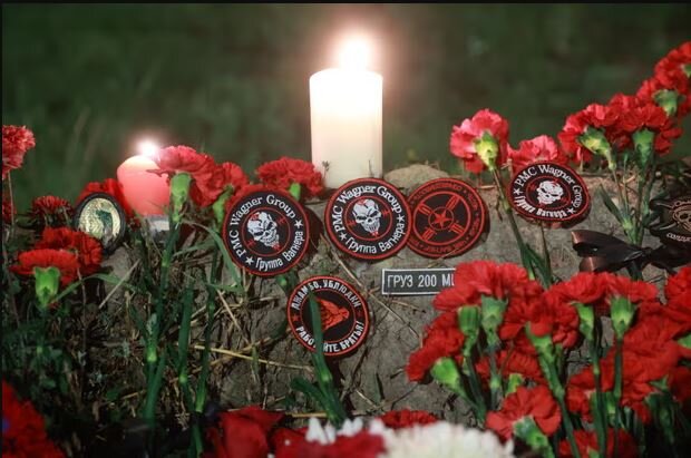 Цветы и нашивки Вагнера были возложены перед офисом организации в Санкт-Петербурге после гибели Евгения Пригожина в авиакатастрофе.