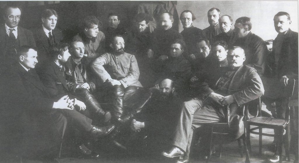 Дзержинский среди сотрудников ВЧК. Фотография 1918 года.