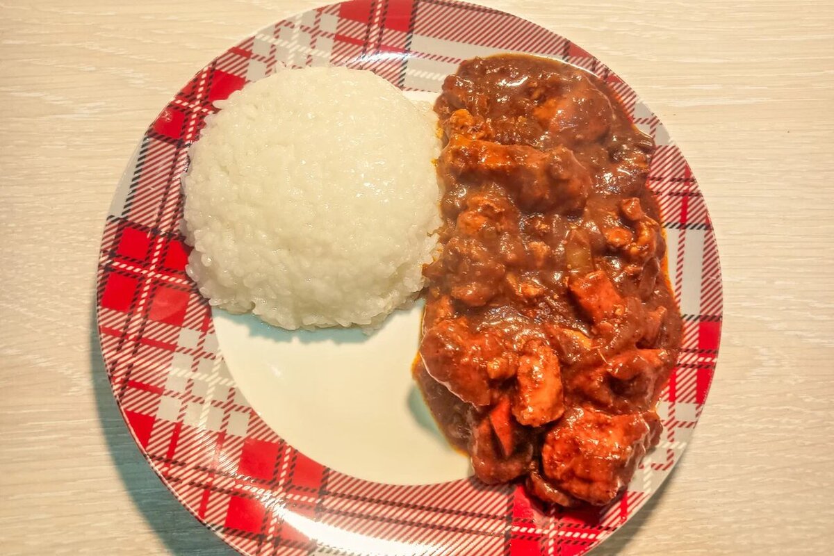 Остри по-мегрельски с рисовым гарниром. Это безумно вкусно, друзья!  Фото: Виктория З.