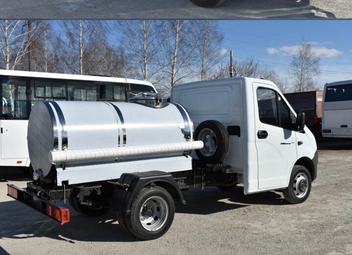 Заполняется цистерна через верхнюю горловину с термоизоляционной крышкой. Опустошение происходит с помощью сливного рукава (поставляется в комплекте) и отверстия в задней нижней части бочки.