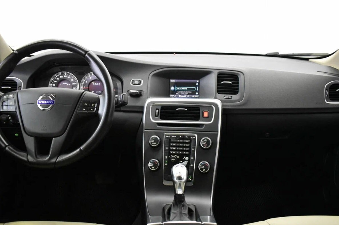 Салон обладает некоторой строгостью и добротностью.