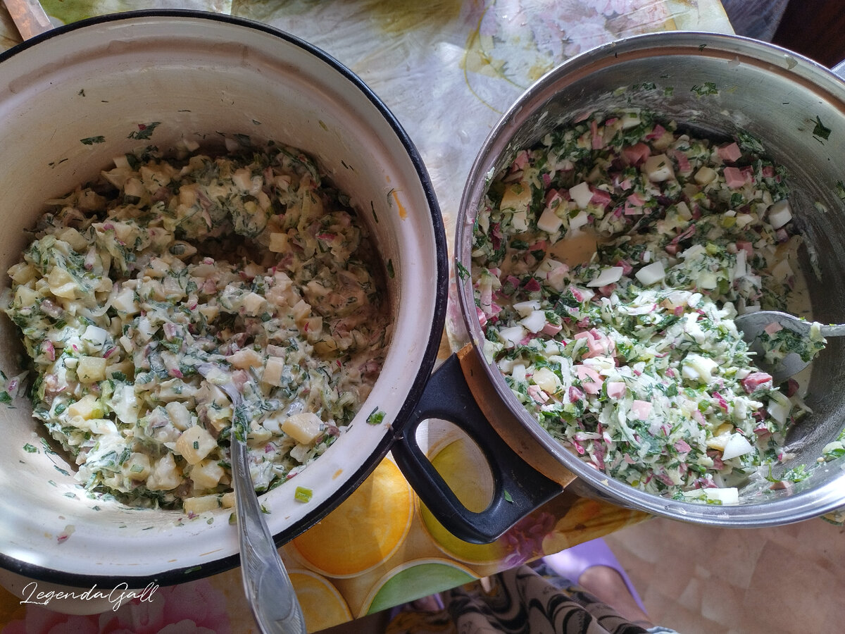 Слева с рыбкой, справа с колбасой