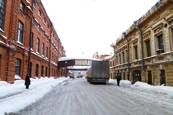 Деревянный проход между особняком и заводом. источник mos-holidays.ru