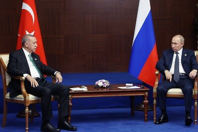    13 октября 2022. Президент РФ Владимир Путин и президент Турции Реджеп Тайип Эрдоган (слева) во время беседы на полях VI саммита Совещания по взаимодействию и мерам доверия в Азии (СВМДА) во Дворце Независимости в Астане. ©Вячеслав Прокофьев РИА Новости
