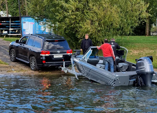 Спускаем лодку на воду с прицепа. Спуск лодки с прицепа на воду. Слипование лодки. Приспособления для спуска лодку на воду с прицепа. Слипы на Оке для спуска лодки.