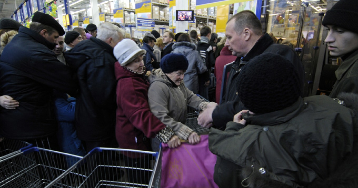 Рубль падает. Что выгодно покупать сейчас?