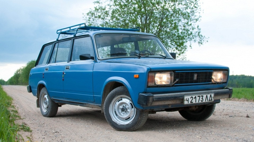 советский и российский заднеприводный автомобиль III группы малого класса с кузовом типа универсал. Разработан на Волжском автомобильном заводе. Выпускался с 1984 года по 2012 год[3]. 