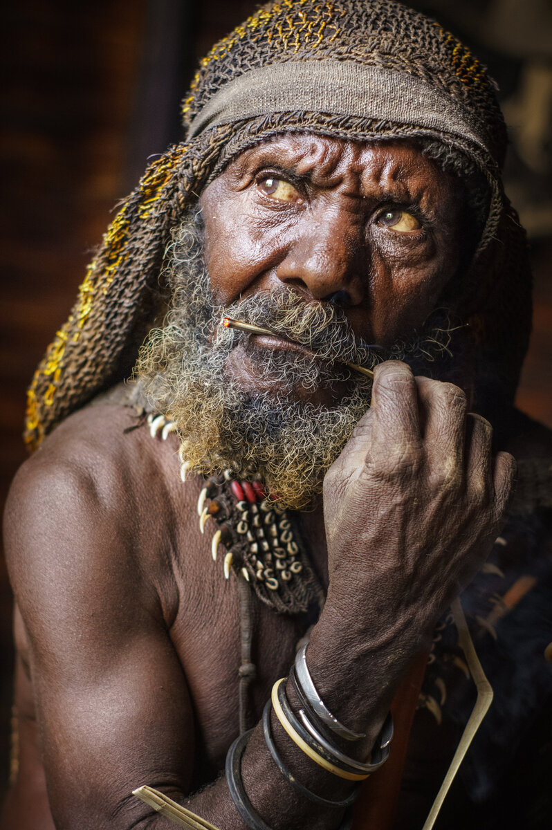 Представитель народа Меи Западного Папуа курит табак. И я с ним, но за кадром.
