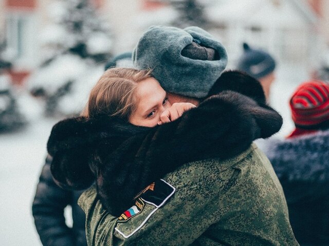 Порно видео: Красивая брюнетка не дождалась любовника и удовлетворила себя сама