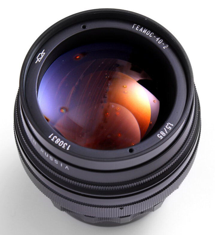 Объектив «Гелиос». Обозначение завода-изготовителя — значок слева вверху — Вилейский оптико-механический завод «БелОМО». 