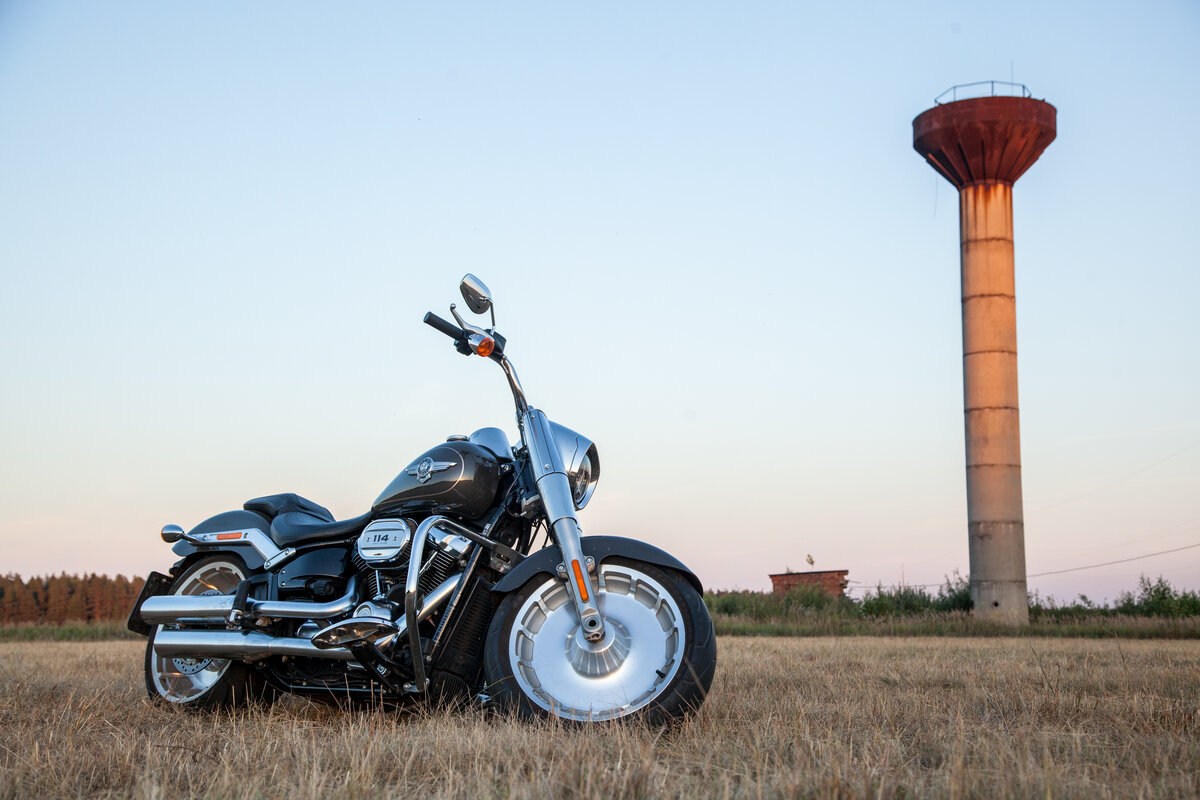  Шины Фэт Боя впечатляют размерностью, спереди это 160/60R18,70V,BW, сзади - 240/40R18,79V,BW. Передняя вилка Showa Dual Bending Valve с вылетом 104 мм обеспечивает байку хорошую управляемость и комфорт, к тому же имеет меньший вес.