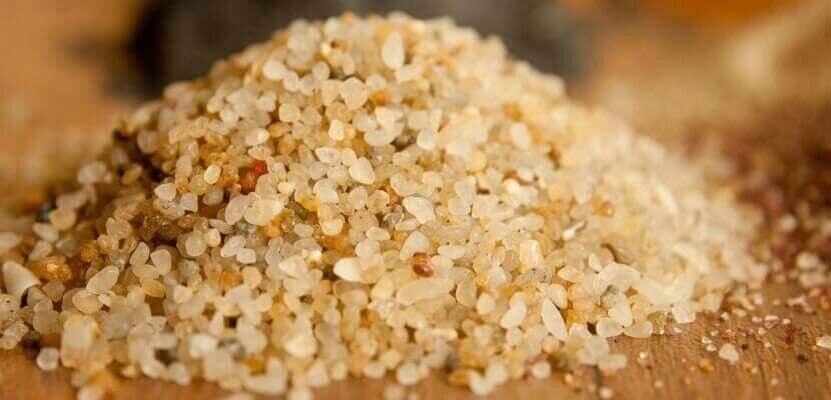 Такая химическая вещество имеет прозрачный цвет. Она пористая, инертная и без запаха.  Ее невозможно растворить в воде или любой другой жидкости.