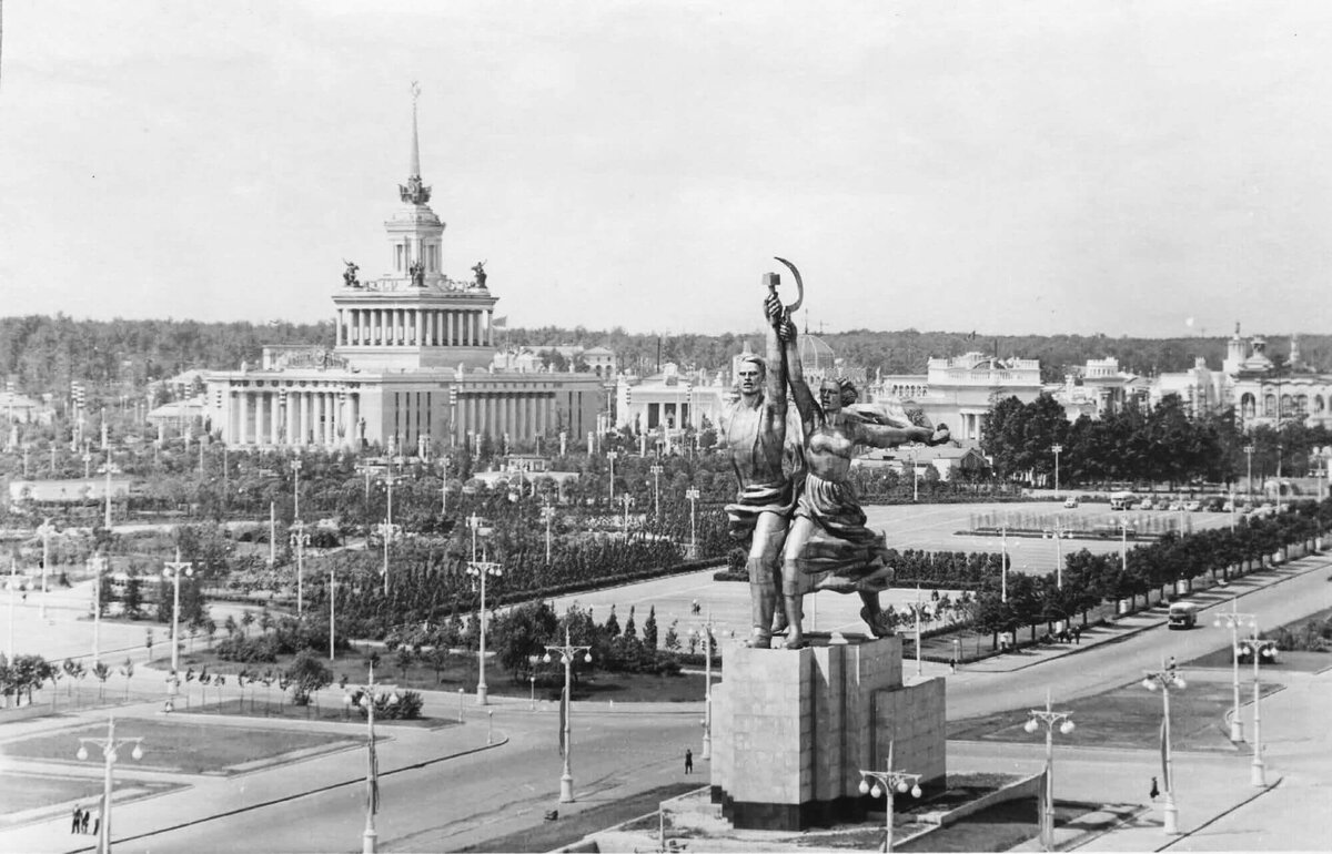 Скульптура 1920 30 х годов. Рабочий и колхозница СССР. ВДНХ СССР рабочий и колхозница. Скульптура Мухиной рабочий и колхозница. Рабочий и колхозница памятник СССР.