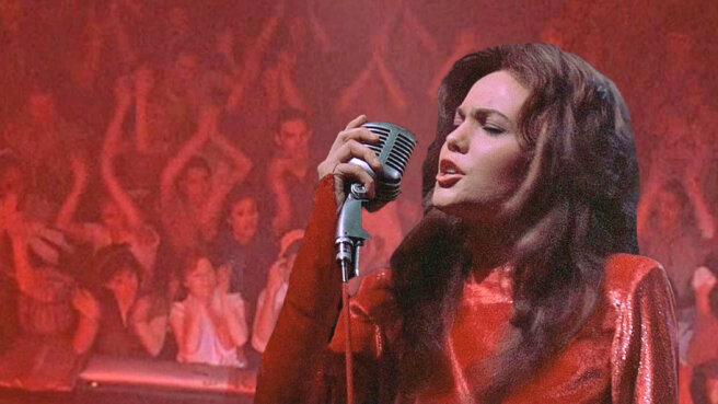 "Девушка в беде" - Дайан Лэйн. В представлениях, полагаю, не нуждается. Снимается до сих пор.