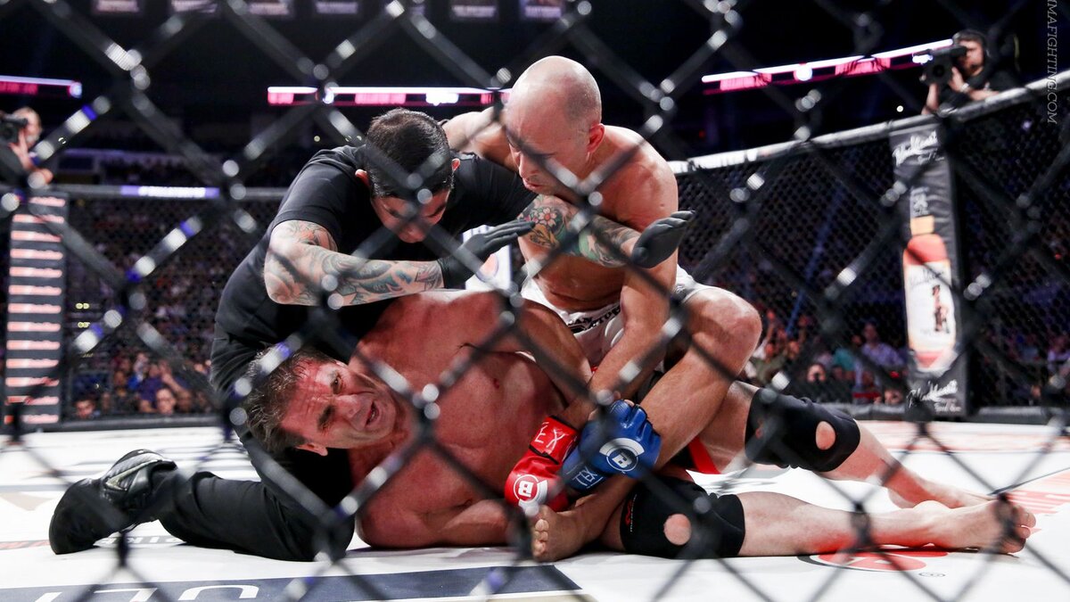 №2. Ройс Грейси - Кен Шемрок. Наверняка, это самое грандиозное соперничество всех времен, потому что по сей день, спустя, почти 25 лет после их первой встречи в восьмиугольнике, эти два пионера UFC и Зал славы все еще не уладили дело, и существует большая вероятность того, что соперничество так и останется навсегда неразрешенным. UFC 1 - победа Грейси. UFC 5 - победа Шемрока. В третий раз бойцы встретились вне восьмиугольника, Грейси нанес запрещенный удар в пах, победа была отдана Кену Шемроку. однако оба бойца ждут 4 боя, который и решит противостояние.