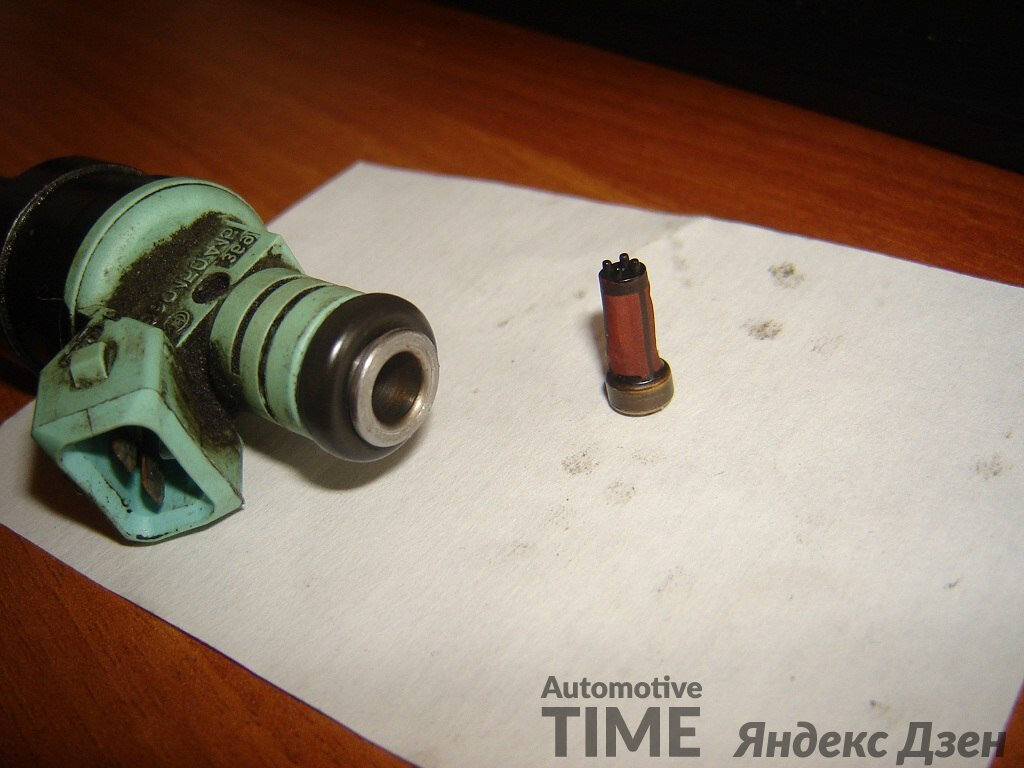 Фильтр топливной форсунки. После чистки необходимо поставить новый