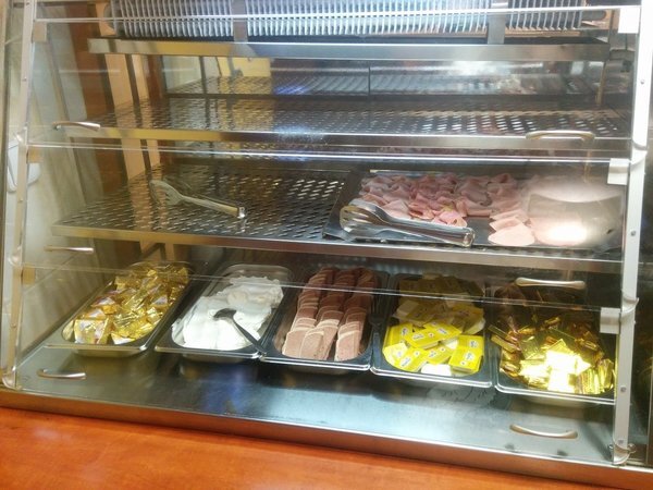 бюджетный паштет и плохая наполняемость — вся правда о чешском "шведском столе"