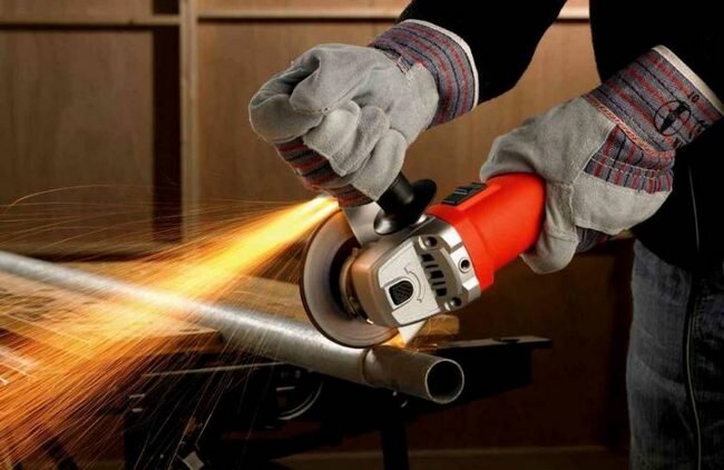 Правильное вращение диска "на себя" - искры благодаря кожуху все равно идут в сторону