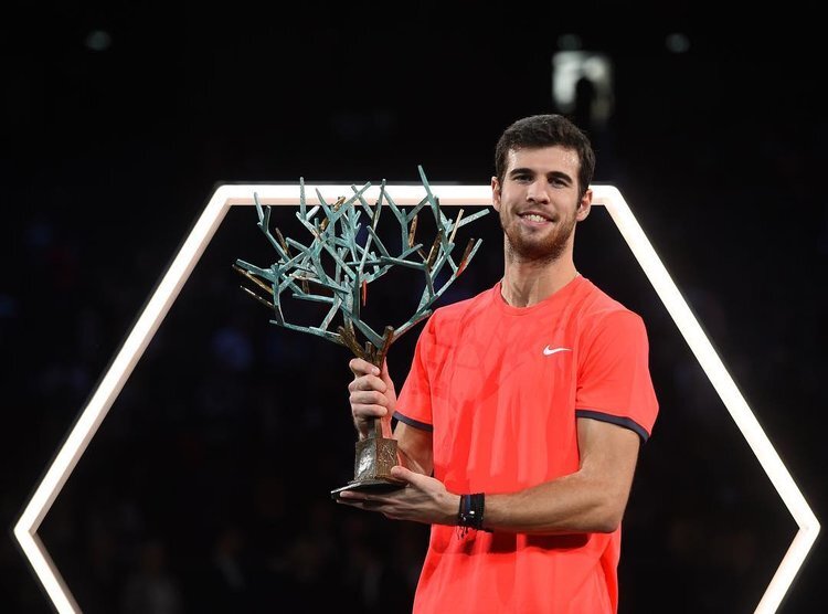 Карен Хачанов со своей наградой | instagram.com