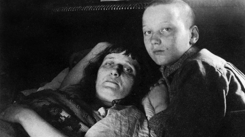 С сыном Львом в Ленинграде. 1926 год