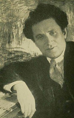 Григо́рий Евсе́евич Зино́вьев (настоящая фамилия — Радомысльский, которую также использовал как литературное имя; в качестве еврейских имён в различных источниках указываются первое имя Евсей и Овсей, второе имя Герш, Гершен, Гершон и Гирш, отчество Аронович.— российский революционер, советский политический и государственный деятель. Член Политбюро ЦК Партии (1921—1926), кандидат в члены Политбюро ЦК РКП(б) (1919—1921). Член Оргбюро ЦК РКП(б) (1923—1924). 
После смерти Ленина один из главных претендентов на лидерство в партии.