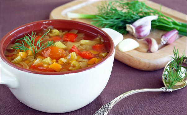 Диета  на сельдереевом супе входит в десятку самых популярных. Это доказывает,  что этот суп действительно эффективен для похудения. Главное в день  съедать по три тарелки.